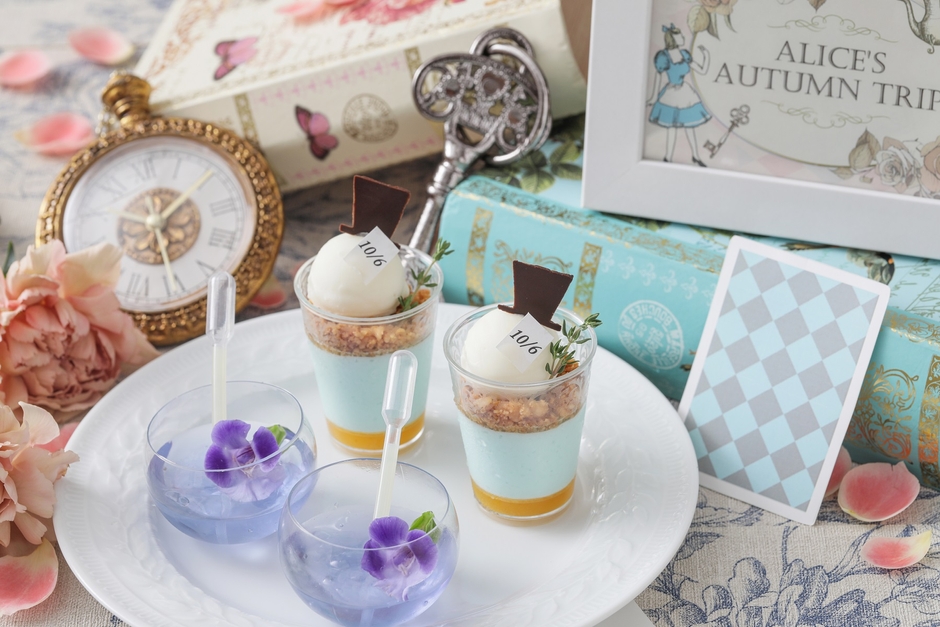 ▲スイーツスタンド上段イメージ: スポイトを数滴垂らして混ぜると青からうす紫色へとの色の変化が楽しめる “色彩変化のブルーハーブジュレ”、金木犀を3年白ワインに浸したお酒「桂花陳酒」を使用した爽やかな“金木犀と杏仁ライチの帽子屋パフェ