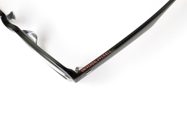 ・テンプル・モダンの上部にブランドロゴを刻印