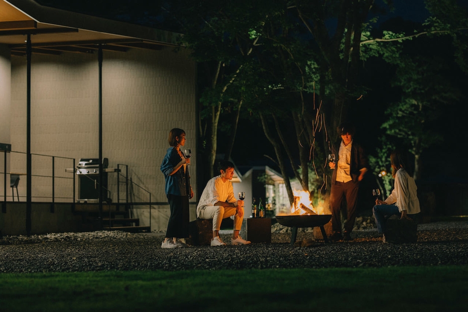 夜は焚き火を囲んで大人のアウトドア体験をどうぞ。