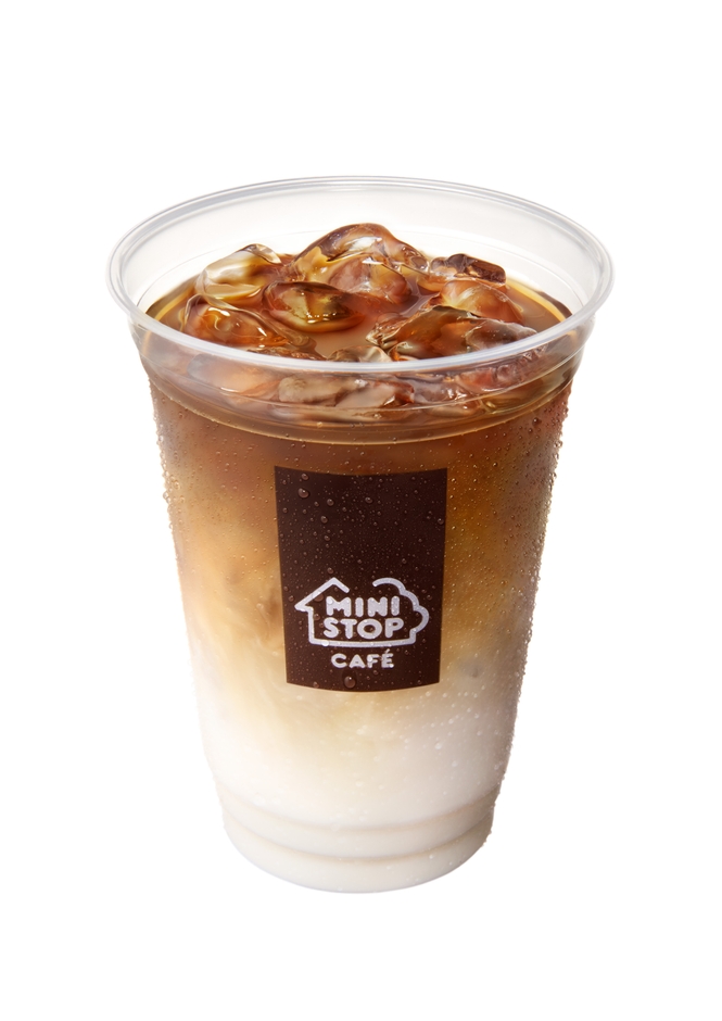 こだわりミルクのアイスカフェラテ(右)