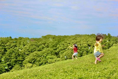 クローバー畑でシャボン玉を追いかける