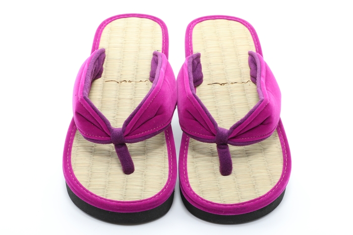 天然いぐさの吸湿効果で足触り快適