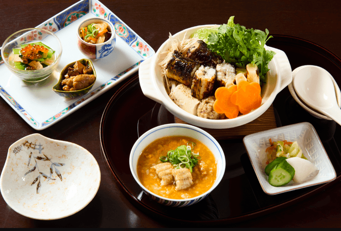 うなぎ鍋と酒のアテセット