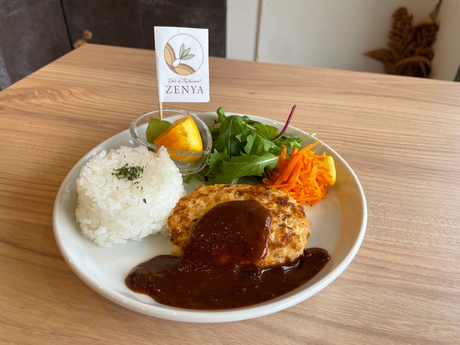 ZENYAお子様ランチ 有機野菜・有機米を使用しています。メインは人気の「つくねハンバーグ」(660円税込)