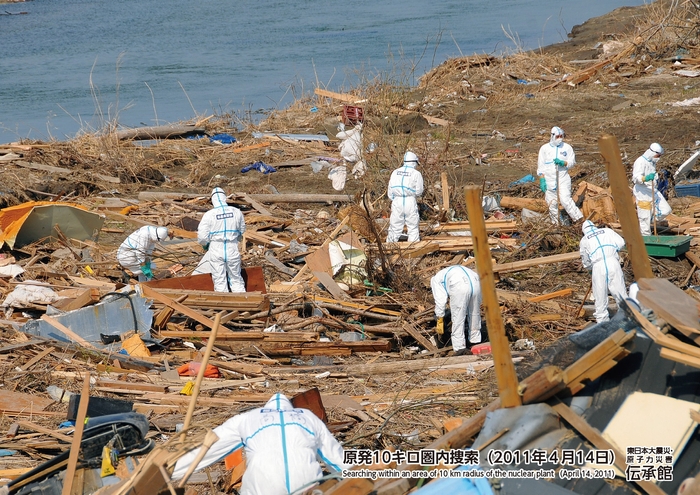 展示パネル「福島第一原発10キロ圏内捜索の様子(2011年4月14日)」