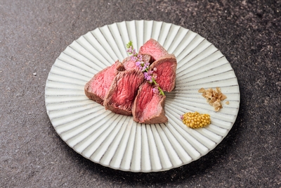 道産和牛を炭火でさっと炙り、旨味を閉じ込めた一皿。