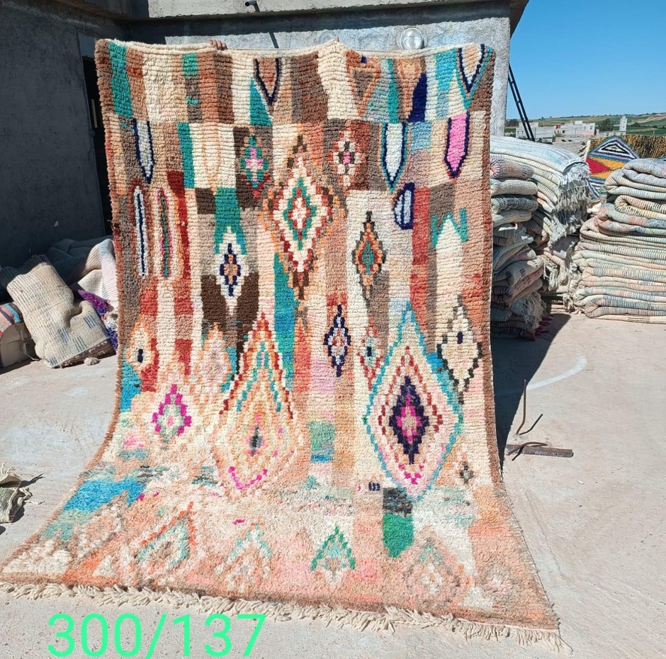 砂漠の国・モロッコの女性たちが織り上げたラグ