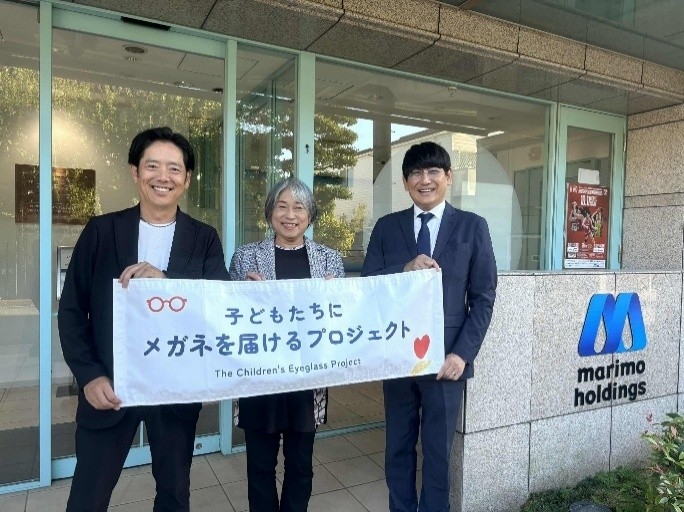 （左写真より）株式会社マリモホールディングス 代表取締役社長 深川 真様、NPO法人こどもステーション 代表理事 奥野　しのぶ様、 パリミキ西中国ジェネラルマネージャー　柳谷 任宣