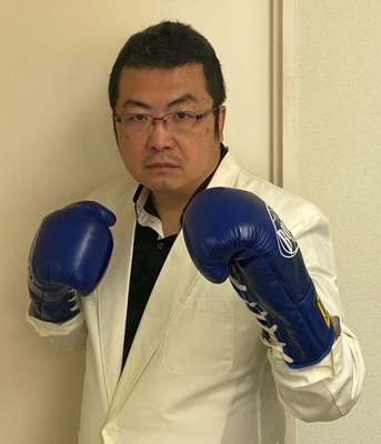 チャンピオンが白衣にグローブ