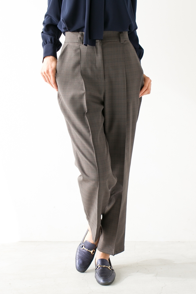 テーパードパンツ