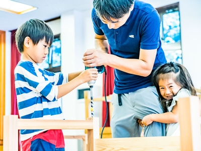 親子でオリジナルの丸太イスをつくります（写真はイメージです）