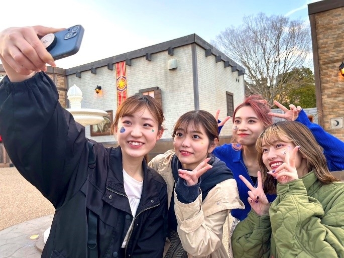 ▲可愛いフェイスシールをつけて大冒険へ!