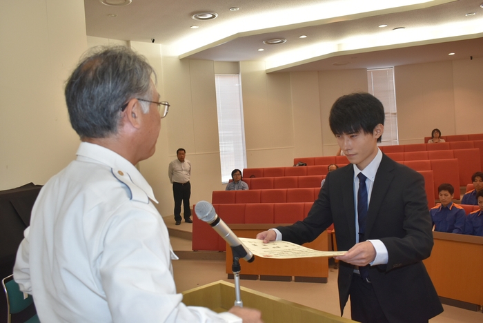 感謝状を受け取る栗田さん(右)