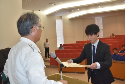 感謝状を受け取る栗田さん(右)