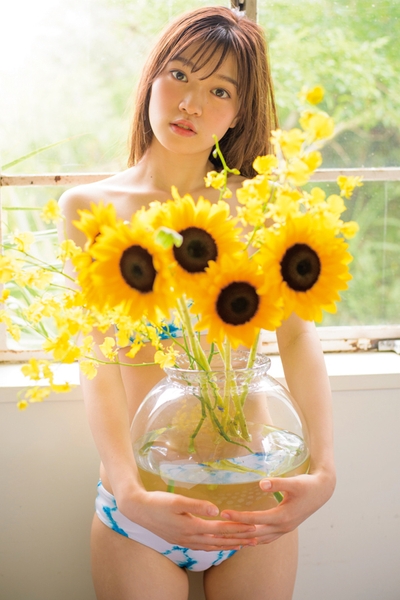 『デジタル原色美女図鑑 岩本愛未 19歳』より