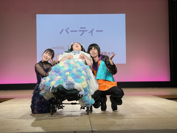 ▲ 学生とモデル ステージの様子