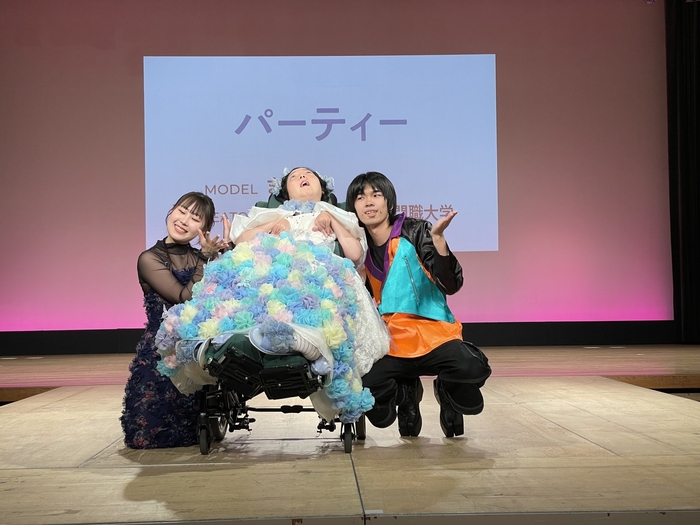 ▲ 学生とモデル ステージの様子