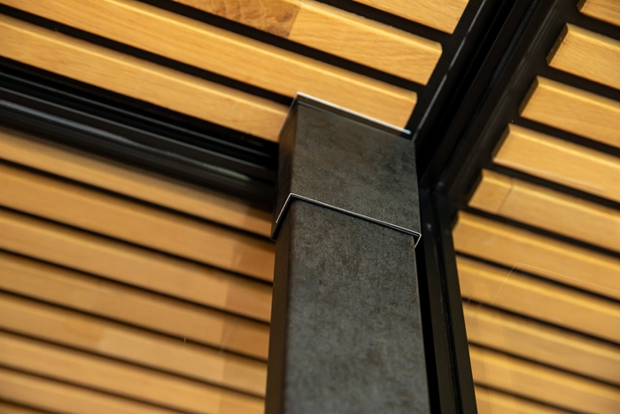 2×4材用の突っ張り型アダプターで取り付け可能