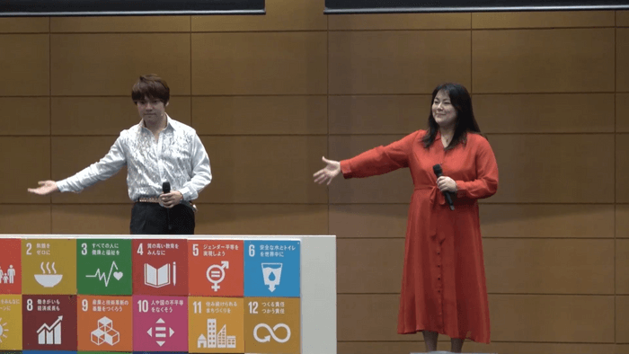 衆議院会館で歌うMAZAKIとSIZUKU