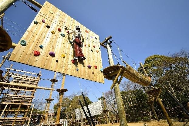 ▲スリル満点のアスレチックに挑戦しよう!