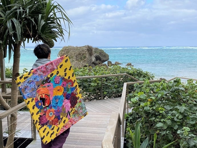 写真:バンタカフェを訪れ、海と作品の調和を確認するアーティストのMACHIDA氏