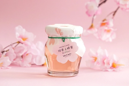 春の訪れを感じる華やかな一匙——「桜香る蜂蜜」新発売 ふわりと広がる桜の香りと春色の彩りで、ティータイムや贈り物を華やかに