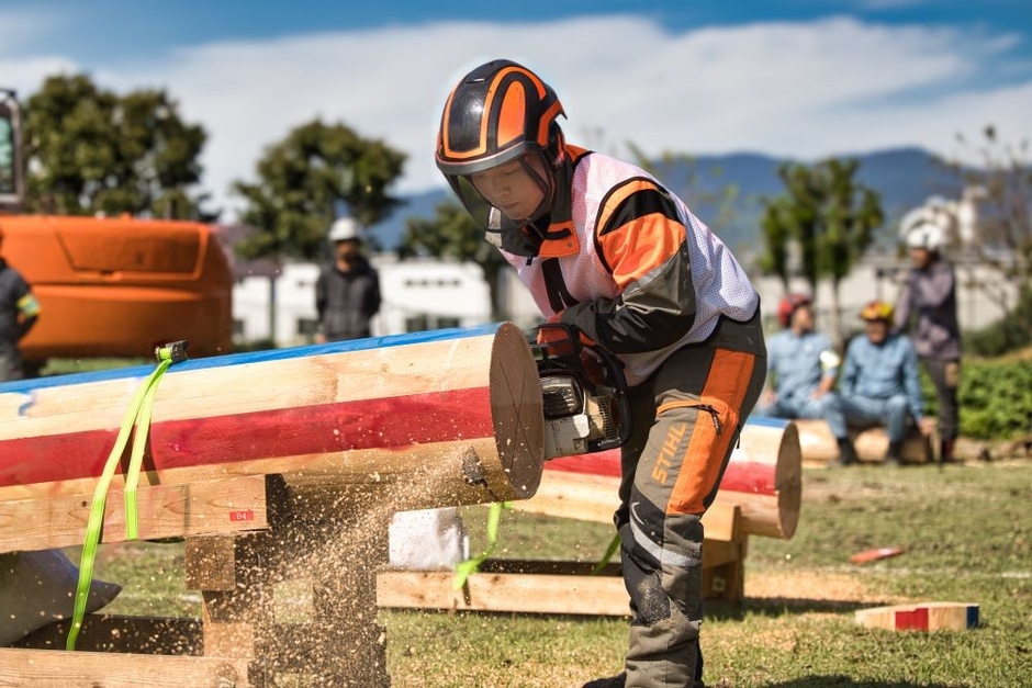 正確なチェーンソー技術が求められる丸太合せ輪切り競技