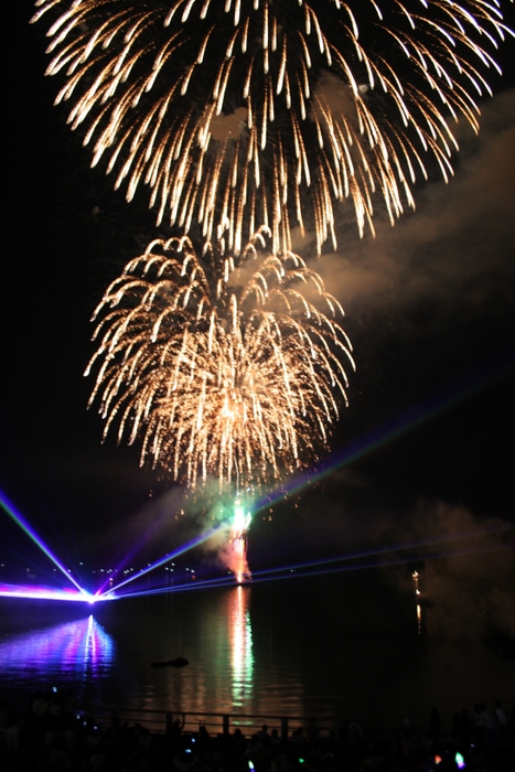 夏の夜空を彩るツネイシ花火