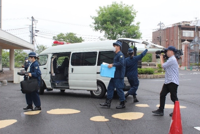 訓練を前に無線機などの機材が運び込まれました