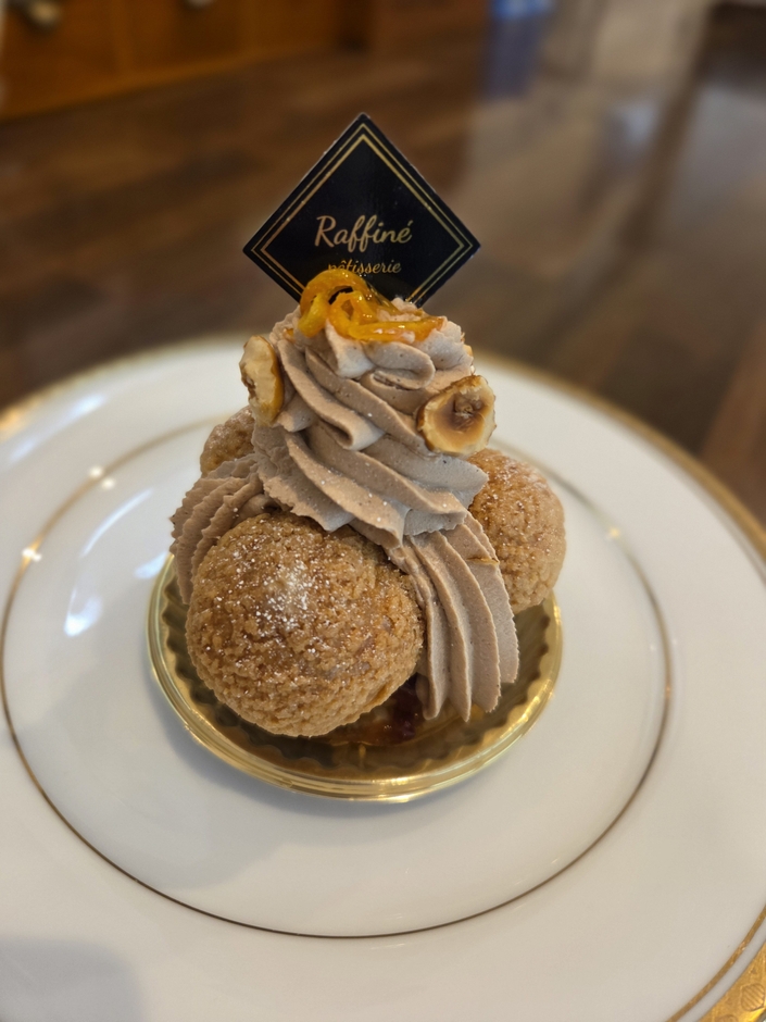 「パティスリー ラフィネ」の「サントノレ アルモニー」 プティガトー 540円