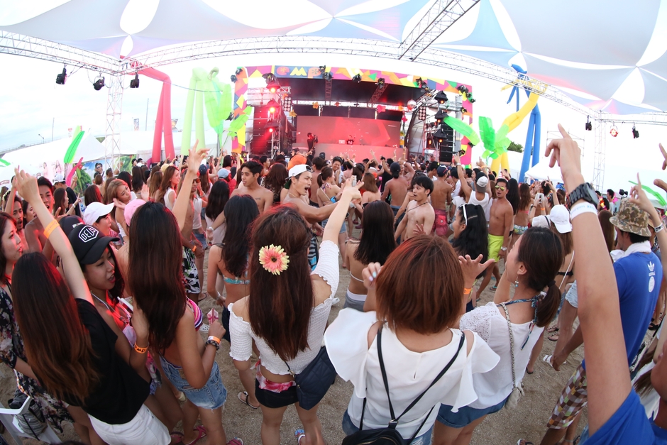 ダンスエリアは陽よけタープが。