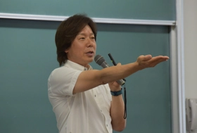 【名城大学】「体操のお兄さん」薬学部の佐藤弘道特任教授が今年度初めての講義