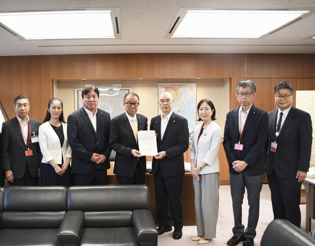 荒川沿川の7区長による国土交通大臣への要望書提出