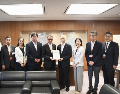 写真(左から):工藤信 足立副区長、やまだ加奈子 北区長、斉藤猛 江戸川区長、上田英俊 国土交通大臣政務官、青木克德 葛飾区長、大久保朋果 江東区長、土橋秀規 墨田区副区長、波多野真樹 板橋副区長