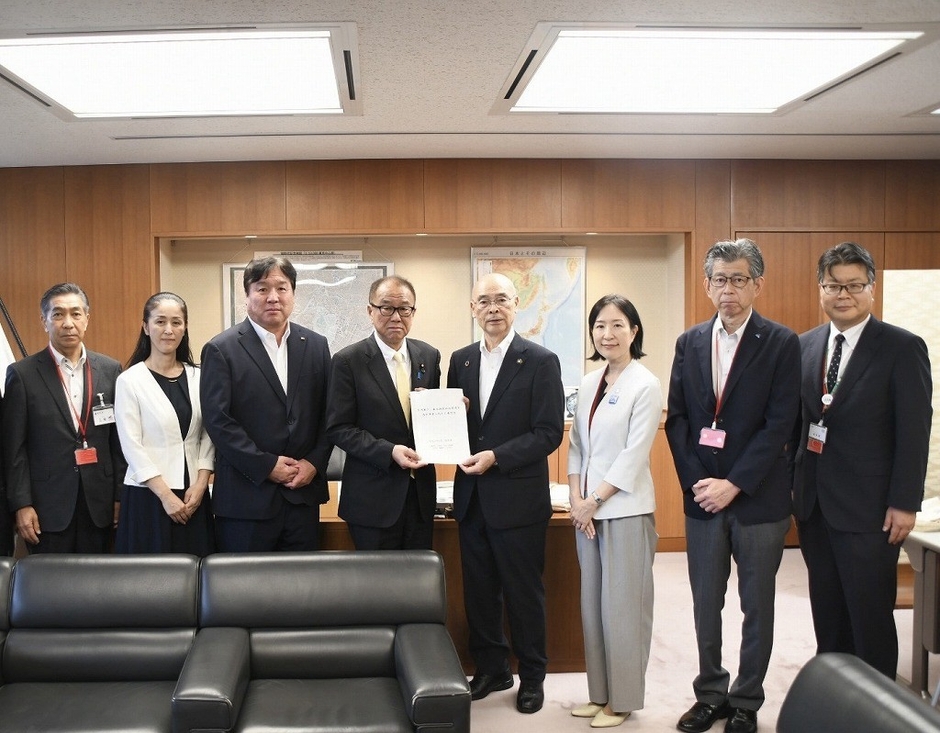 写真(左から):工藤信 足立副区長、やまだ加奈子 北区長、斉藤猛 江戸川区長、上田英俊 国土交通大臣政務官、青木克德 葛飾区長、大久保朋果 江東区長、土橋秀規 墨田区副区長、波多野真樹 板橋副区長