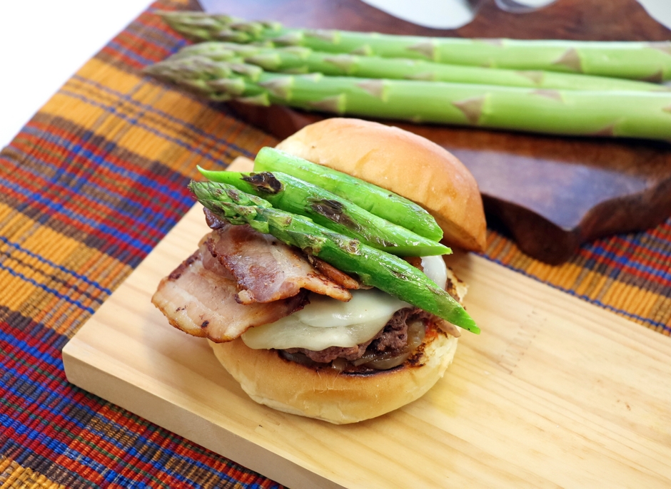 富良野ぷちぷちバーガー「富良野産アスパラと道産モッツアレラチーズの富良野和牛ベーコンチーズハンバーガー」