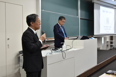 森特任教授を紹介する薬学部の岡本浩一教授(左)
