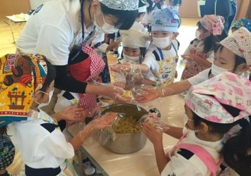 食育教育の集大成！キッズクッキング　農学部食品栄養学科との連携で園児の食への興味・関心を高める