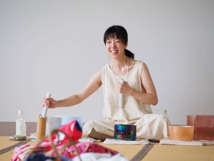 クリスタルボウル奏者：目黒麗さん