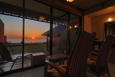 【海景・庭園付】温泉露天風呂付 和室｜夕日ヶ浦の夕景が、一年で最も美しく映える初夏。