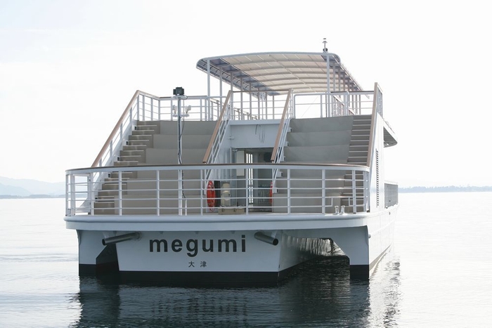 メグミ号(旅客定員200名、座席数80席)