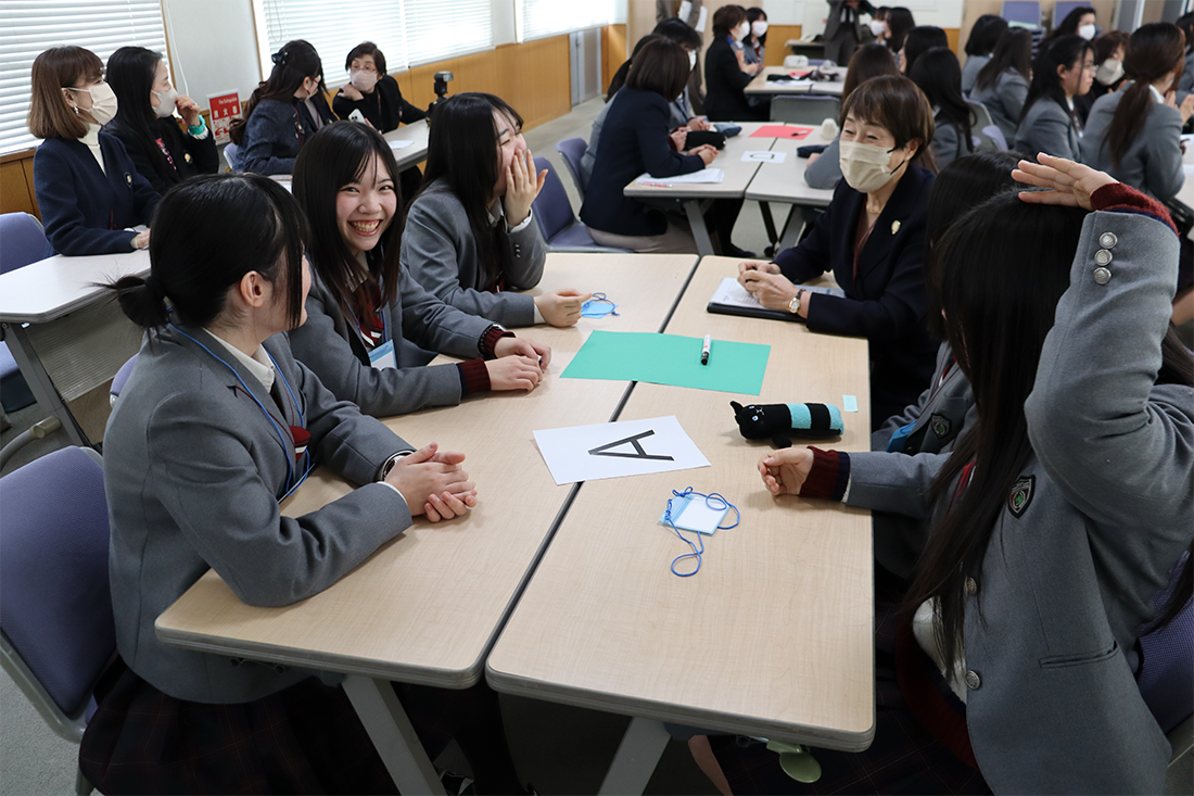 グループ内で自分の考えをお互いに発表します