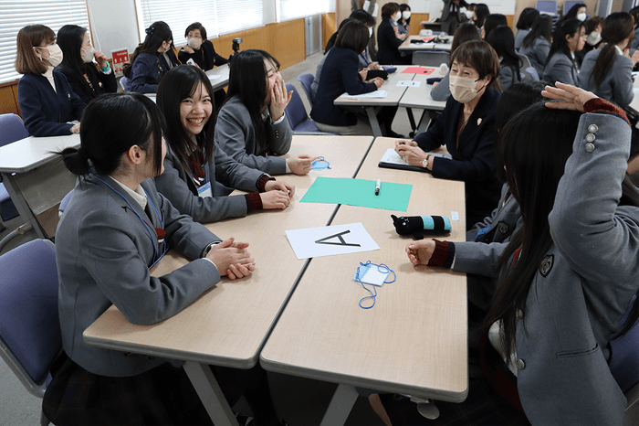 グループ内で自分の考えをお互いに発表します