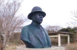 記念碑台のグルーム像