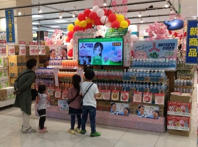 【店舗側】アバターによる店頭での接客の様子