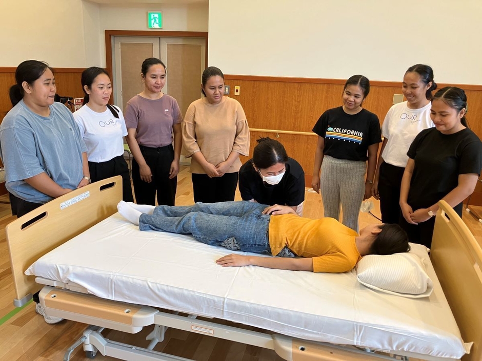 当社の運営住宅で介護実技研修に取り組む特定技能外国人財