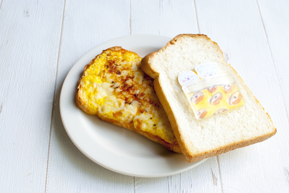 ほわころちゃん・むくちゃんのおやすみピザトースト　1,093円(ドーナツ柄) 2