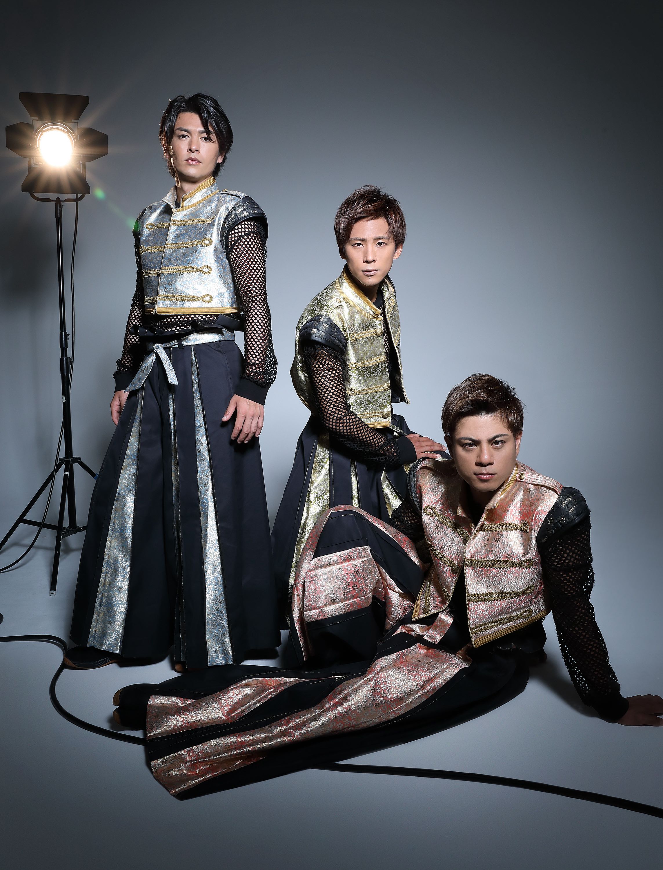 東京力車、来年1月発売の自身初の追撃盤シングル「握手をしよう~世界の国からこんにちは~」新ビジュアルを解禁!