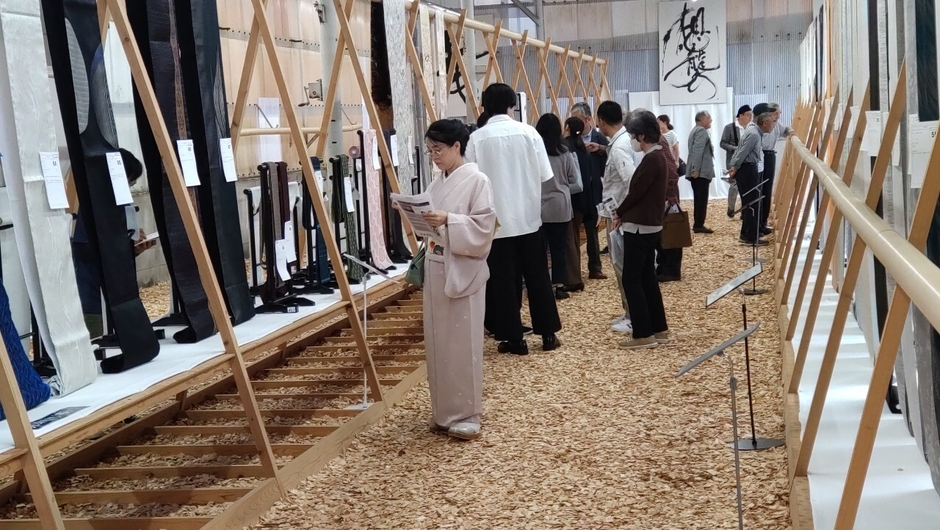 昨年の丹後織物求評会の様子(展示会場)