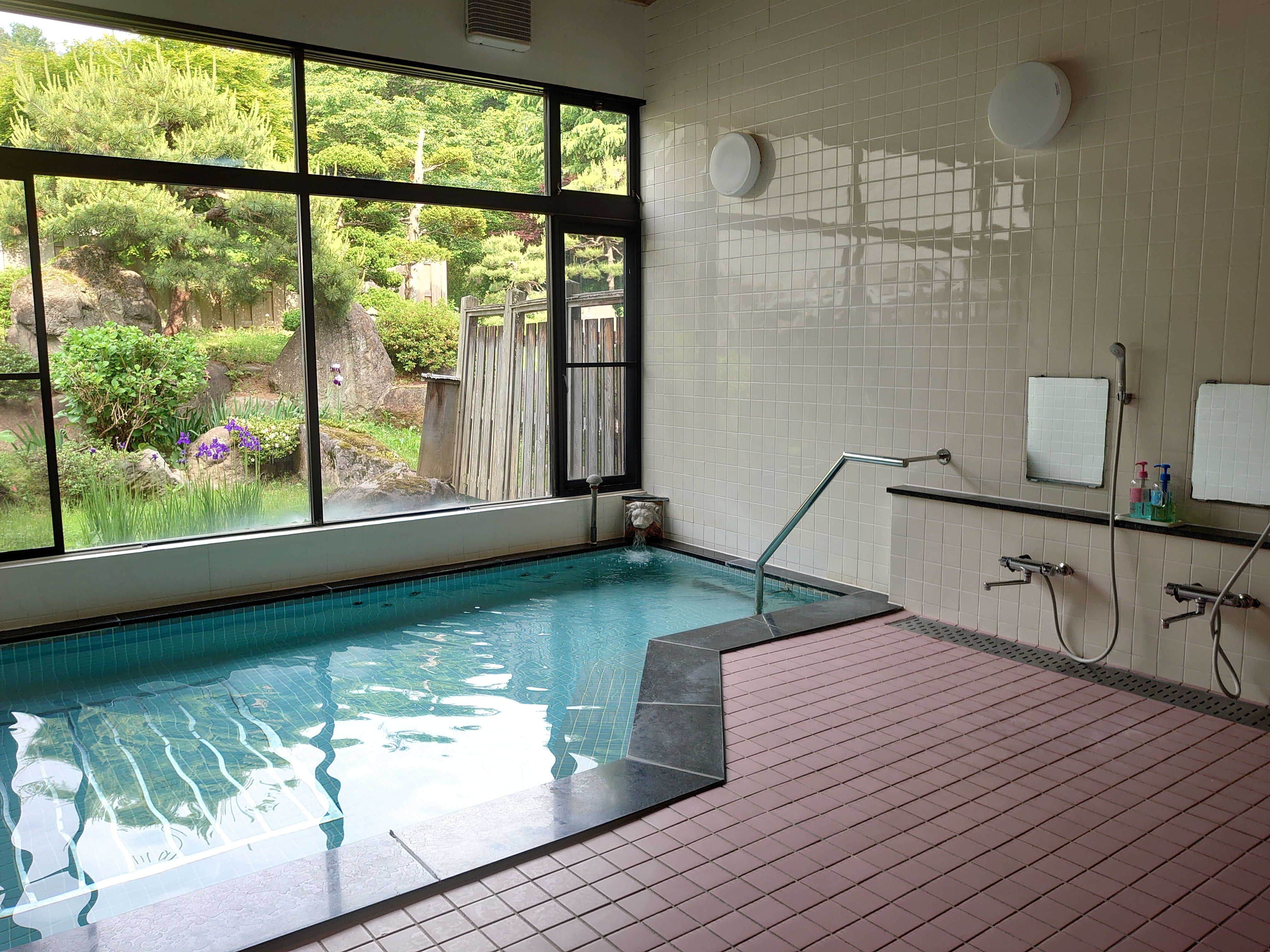 宿泊施設内の大浴場が利用可能。寒いアウトドア体験からあたたかお風呂を楽しめます